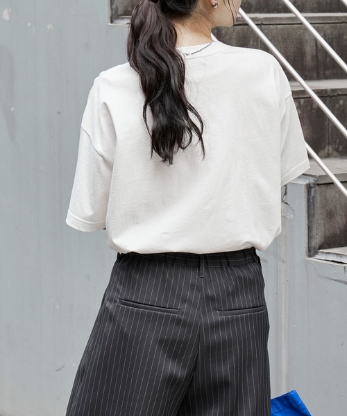 MONO-MART(モノマート)の「カレッジロゴ刺繍 サイドスリット オーバーサイズ 半袖Tシャツ(Tシャツ/カットソー・レディース・ホワイト系2/グレー系/オフホワイト/ホワイト系/ブラック系2/ネイビー系/ネイビー/ブラック系/モカ/オートミール/スミクロ・L/M)」の16枚目の写真