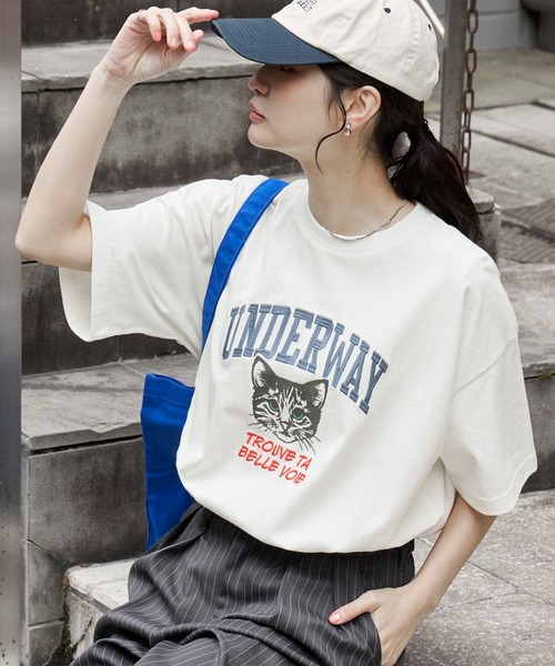 MONO-MART(モノマート)の「カレッジロゴ刺繍 サイドスリット オーバーサイズ 半袖Tシャツ(Tシャツ/カットソー・レディース・ホワイト系2/グレー系/オフホワイト/ホワイト系/ブラック系2/ネイビー系/ネイビー/ブラック系/モカ/オートミール/スミクロ・L/M)」の18枚目の写真