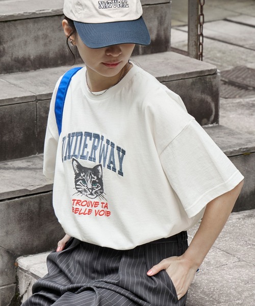 MONO-MART(モノマート)の「カレッジロゴ刺繍 サイドスリット オーバーサイズ 半袖Tシャツ(Tシャツ/カットソー・レディース・ホワイト系2/グレー系/オフホワイト/ホワイト系/ブラック系2/ネイビー系/ネイビー/ブラック系/モカ/オートミール/スミクロ・L/M)」の19枚目の写真