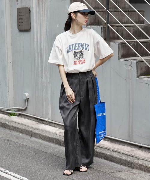 MONO-MART(モノマート)の「カレッジロゴ刺繍 サイドスリット オーバーサイズ 半袖Tシャツ(Tシャツ/カットソー・レディース・ホワイト系2/グレー系/オフホワイト/ホワイト系/ブラック系2/ネイビー系/ネイビー/ブラック系/モカ/オートミール/スミクロ・L/M)」の20枚目の写真