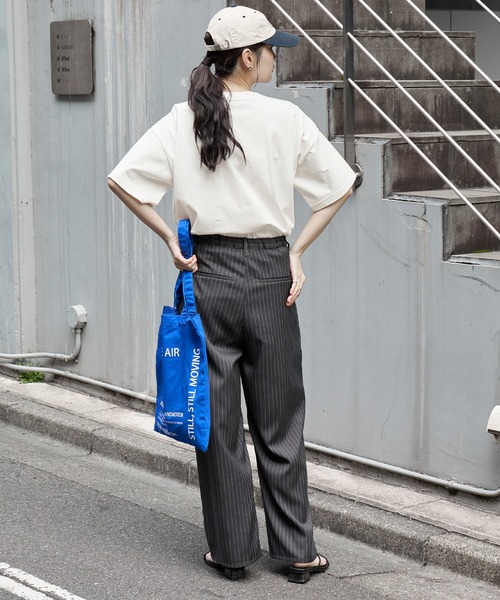 MONO-MART(モノマート)の「カレッジロゴ刺繍 サイドスリット オーバーサイズ 半袖Tシャツ(Tシャツ/カットソー・レディース・ホワイト系2/グレー系/オフホワイト/ホワイト系/ブラック系2/ネイビー系/ネイビー/ブラック系/モカ/オートミール/スミクロ・L/M)」の21枚目の写真