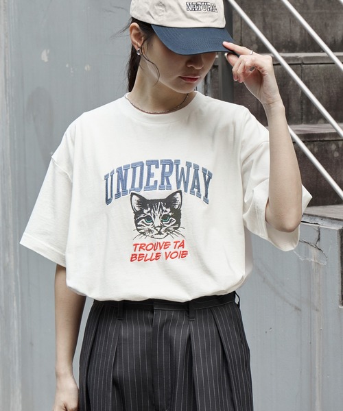 MONO-MART(モノマート)の「カレッジロゴ刺繍 サイドスリット オーバーサイズ 半袖Tシャツ(Tシャツ/カットソー・レディース・ホワイト系2/グレー系/オフホワイト/ホワイト系/ブラック系2/ネイビー系/ネイビー/ブラック系/モカ/オートミール/スミクロ・L/M)」の22枚目の写真