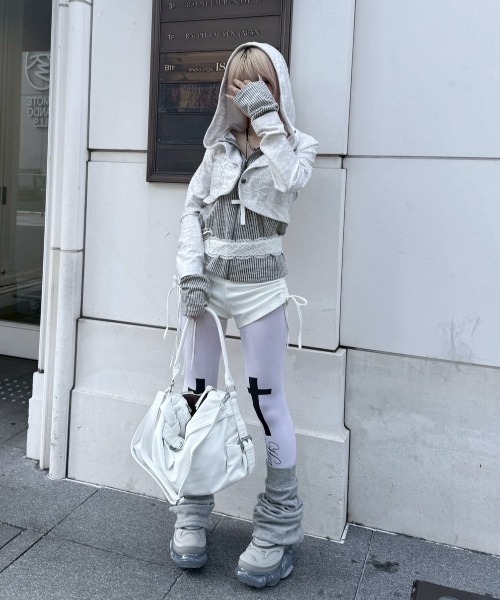 Never mind the XU / Chikashitsu+（ネバーマインド ザ エックスユー / チカシツプラス）の「【nmtc+】bi color vintage zip up hoodie / 【エヌエムティーシープラス】バイカラービンテージジップアップパーカー（カーディガン/ボレロ・レディース・ブラック/ホワイト・ONE SIZE）」の4枚目の写真