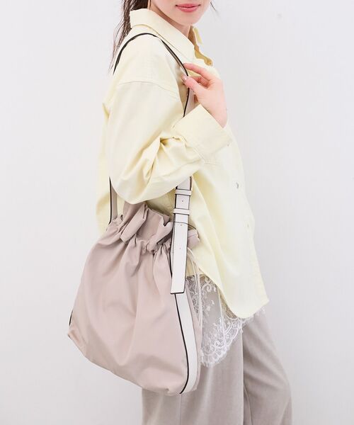 le.coeur blanc（ルクールブラン）の「【軽量素材】2WAY巾着ショルダー（ショルダーバッグ・レディース・ブラック/ライトベージュ・FREE）」の4枚目の写真