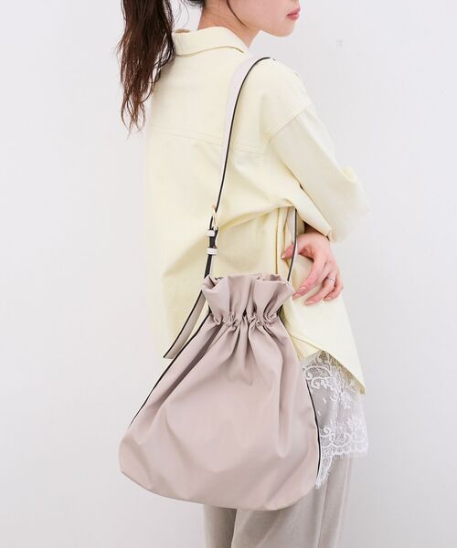 le.coeur blanc（ルクールブラン）の「【軽量素材】2WAY巾着ショルダー（ショルダーバッグ・レディース・ブラック/ライトベージュ・FREE）」の5枚目の写真