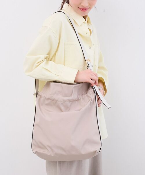 le.coeur blanc（ルクールブラン）の「【軽量素材】2WAY巾着ショルダー（ショルダーバッグ・レディース・ブラック/ライトベージュ・FREE）」の6枚目の写真