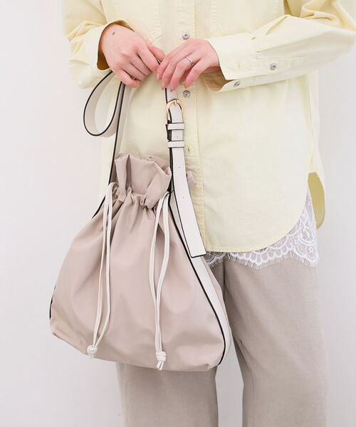le.coeur blanc（ルクールブラン）の「【軽量素材】2WAY巾着ショルダー（ショルダーバッグ・レディース・ブラック/ライトベージュ・FREE）」の7枚目の写真