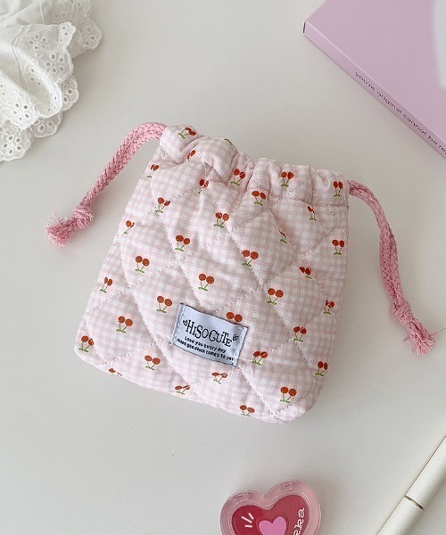 TONE SELECT GOODS（トーンセレクトグッズ）の「【urge select】ギンガムチェック×チェリー柄 キルティング 巾着ポーチ（ポーチ・レディース・ブラック/レッド/グリーン/ブルー/ベビーピンク・FREE）」の4枚目の写真