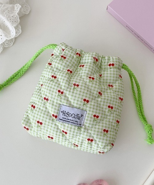 TONE SELECT GOODS（トーンセレクトグッズ）の「【urge select】ギンガムチェック×チェリー柄 キルティング 巾着ポーチ（ポーチ・レディース・ブラック/レッド/グリーン/ブルー/ベビーピンク・FREE）」の2枚目の写真
