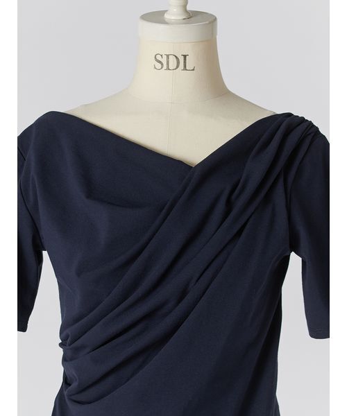 SNIDEL(スナイデル)の「バックオープンドレープカットプルオーバー(Tシャツ/カットソー・レディース・アイボリー/ネイビー/ミント・F)」の7枚目の写真