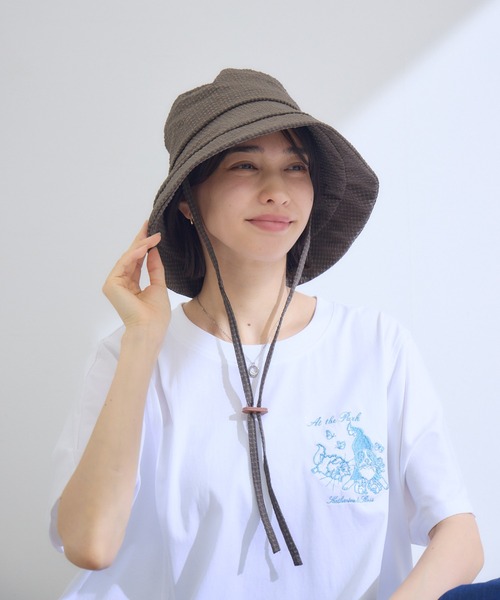 KATHARINE ROSS(キャサリンロス)の「【KATHARINE ROSS】【JUNK PRODUCTIONS】【UV/COOL/撥水/ウォッシャブル】ポコポコつば広バケットハット ストラップ付(ハット・レディース・グリーン/ブラウン・MEDIUM)」の2枚目の写真