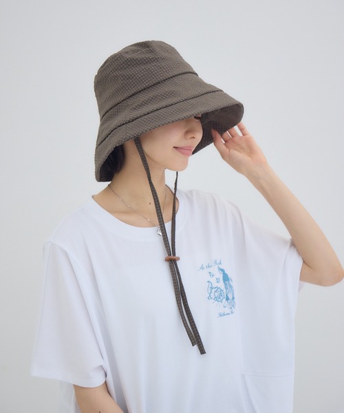 KATHARINE ROSS(キャサリンロス)の「【KATHARINE ROSS】【JUNK PRODUCTIONS】【UV/COOL/撥水/ウォッシャブル】ポコポコつば広バケットハット ストラップ付(ハット・レディース・グリーン/ブラウン・MEDIUM)」の3枚目の写真
