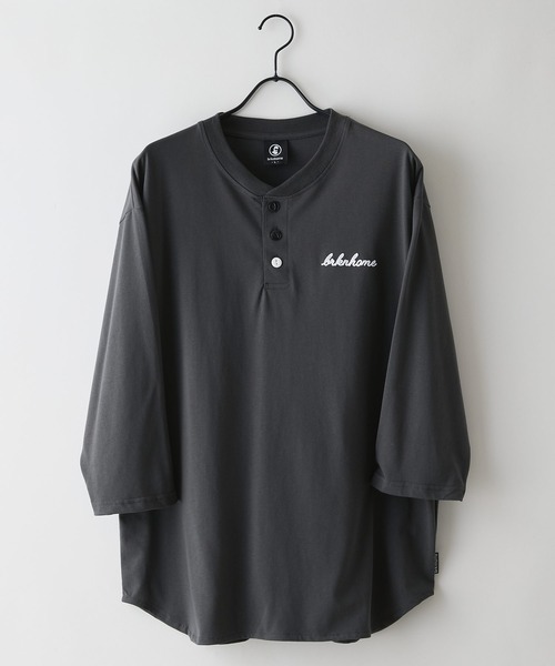 brknhome(ブロークンホーム)の「【BRKNHOME/ブロークンホーム】×【ZERO STAIN/ゼロステイン】コラボ 7分袖 ヘンリーネック Tシャツ 汗ジミ防止 UVカット 防汚効果 チェーン刺繍 ブランドロゴ オーバーサイズ ユニセックス(Tシャツ/カットソー・メンズ・スミクロ/ホワイト/オフホワイト・MEDIUM/LARGE)」の4枚目の写真