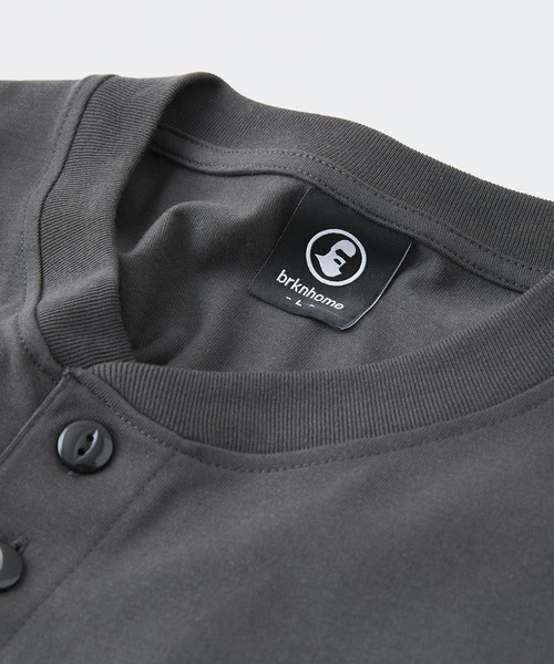 brknhome(ブロークンホーム)の「【BRKNHOME/ブロークンホーム】×【ZERO STAIN/ゼロステイン】コラボ 7分袖 ヘンリーネック Tシャツ 汗ジミ防止 UVカット 防汚効果 チェーン刺繍 ブランドロゴ オーバーサイズ ユニセックス(Tシャツ/カットソー・メンズ・スミクロ/ホワイト/オフホワイト・MEDIUM/LARGE)」の13枚目の写真