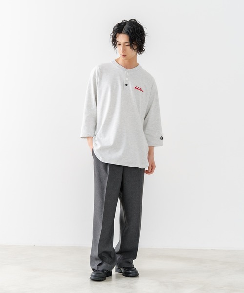 brknhome(ブロークンホーム)の「【BRKNHOME/ブロークンホーム】×【ZERO STAIN/ゼロステイン】コラボ 7分袖 ヘンリーネック Tシャツ 汗ジミ防止 UVカット 防汚効果 チェーン刺繍 ブランドロゴ オーバーサイズ ユニセックス(Tシャツ/カットソー・メンズ・スミクロ/ホワイト/オフホワイト・MEDIUM/LARGE)」の16枚目の写真