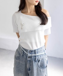 CLEAR BASIC | リボンブローチ付きワンショルニットトップス［骨格ウェーブ/華奢見え/ワンショルダー/フェミニン］(ニット/セーター)