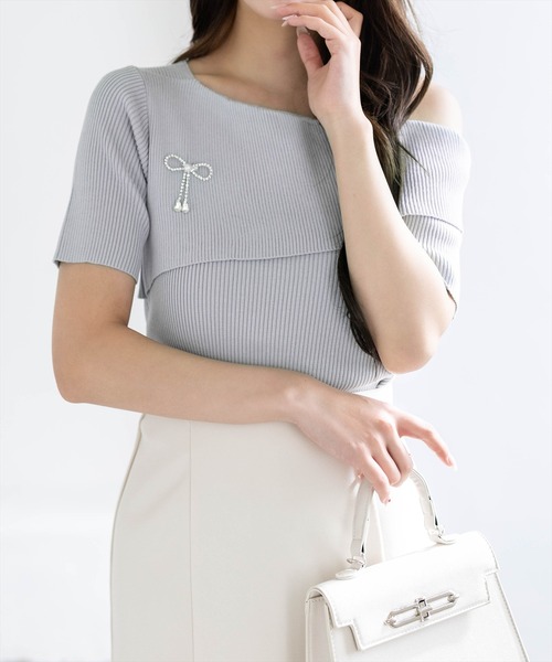 CLEAR BASIC（クリアベーシック）の「リボンブローチ付きワンショルニットトップス［骨格ウェーブ/華奢見え/ワンショルダー/フェミニン］（ニット/セーター・レディース・グレー系その他/ピンク・F）」の5枚目の写真