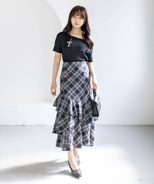 CLEAR BASIC（クリアベーシック）の「リボンブローチ付きワンショルニットトップス［骨格ウェーブ/華奢見え/ワンショルダー/フェミニン］（ニット/セーター・レディース・グレー系その他/ピンク・F）」の18枚目の写真