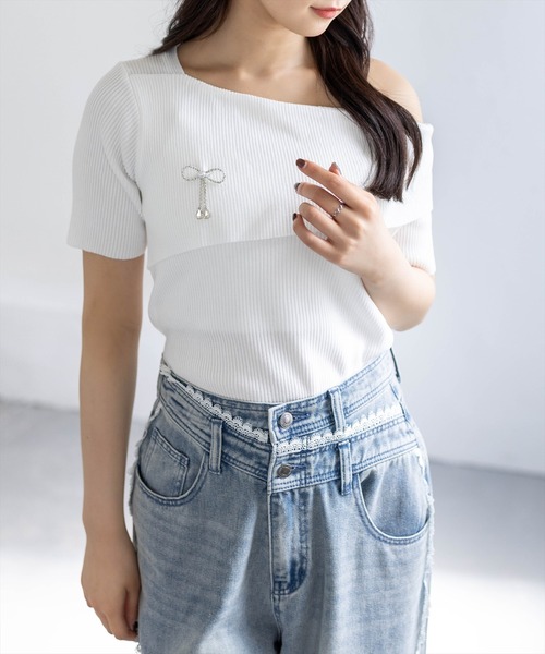 CLEAR BASIC（クリアベーシック）の「リボンブローチ付きワンショルニットトップス［骨格ウェーブ/華奢見え/ワンショルダー/フェミニン］（ニット/セーター・レディース・グレー系その他/ピンク・F）」の10枚目の写真