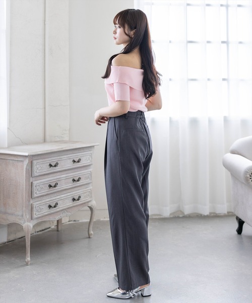 CLEAR BASIC（クリアベーシック）の「リボンブローチ付きワンショルニットトップス［骨格ウェーブ/華奢見え/ワンショルダー/フェミニン］（ニット/セーター・レディース・グレー系その他/ピンク・F）」の4枚目の写真