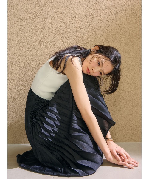 anuans（アニュアンス）の「【ZOZO限定カラーあり】コンビプリーツニットドッキングワンピース（ワンピース・レディース・ブルー/ピンクベージュ/ベージュ/ホワイト×ブラック/ブラック・MEDIUM/SMALL）」の16枚目の写真