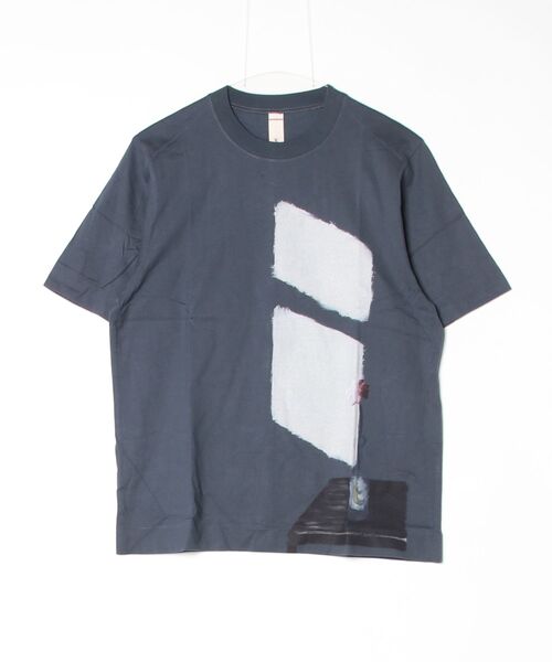 SHINYAKOZUKA(シンヤコヅカ)の「【SHINYAKOZUKA】 bloom by the window(Tシャツ/カットソー・メンズ・チャコールグレー・SMALL/MEDIUM)」の1枚目の写真