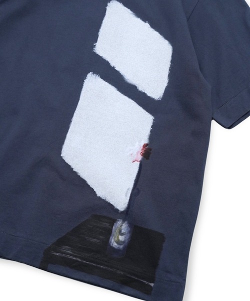 SHINYAKOZUKA(シンヤコヅカ)の「【SHINYAKOZUKA】 bloom by the window(Tシャツ/カットソー・メンズ・チャコールグレー・SMALL/MEDIUM)」の5枚目の写真
