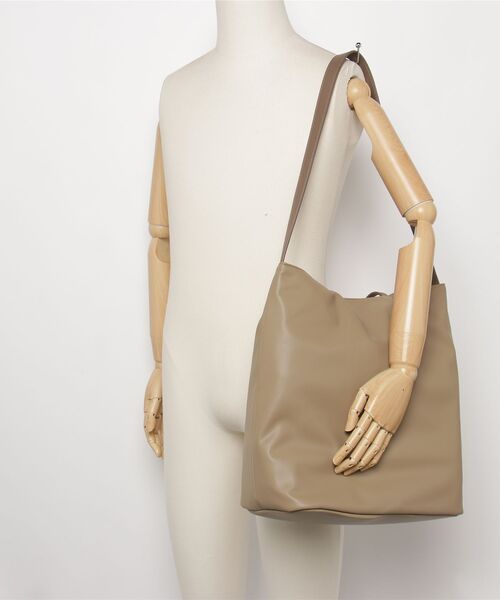 Un coeur(アンクール)の「【Un coeur/アンクール】DRAPE ONE 2WAY TOTE / ドレープワン2ウェイトート kareem / K906018(トートバッグ・メンズ・ブラウン系その他/ブラック/グレイッシュベージュ・FREE)」の11枚目の写真