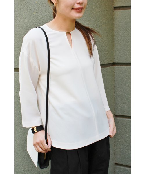 FIGARO Paris（フィガロパリ）の「◇キーネックメタル付きブラウス◆（シャツ/ブラウス・レディース・ブラック/アイボリー・38/36）」の2枚目の写真