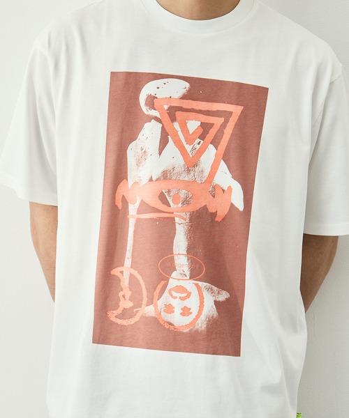 LOOSE JOINTS(ルーズジョインツ)の「【LOOSE JOINTS/ルーズジョインツ】MISHA HOLLENBACH - THERES NO EVIDENCE THAT THEY WERE ATTA(Tシャツ/カットソー・メンズ・ホワイト・XL/L)」の3枚目の写真