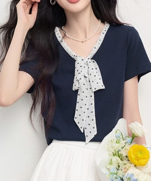 AMAJI(アマジ)の「ドット柄 フロントリボン Vネック 半袖Tシャツ(Tシャツ/カットソー・レディース・ネイビー・MEDIUM/LARGE/X-LARGE)」の2枚目の写真