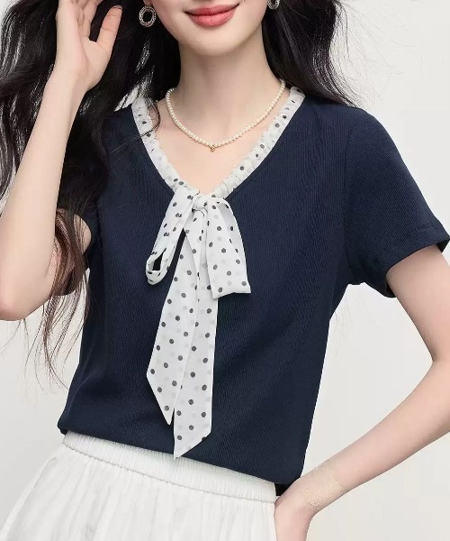 AMAJI(アマジ)の「ドット柄 フロントリボン Vネック 半袖Tシャツ(Tシャツ/カットソー・レディース・ネイビー・MEDIUM/LARGE/X-LARGE)」の3枚目の写真