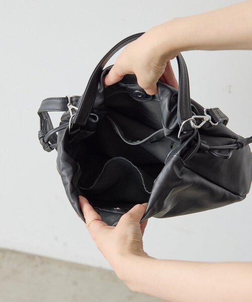 ear PAPILLONNER（イアパピヨネ）の「レザー巾着ショルダーバッグSサイズ《本革/2way》（ショルダーバッグ・レディース・ブラウン/ブラック・FREE）」の5枚目の写真