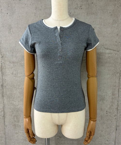 GLAMOROUS JANE(グラマラスジェーン)の「配色レイヤードヘンリーネック半袖トップス(Tシャツ/カットソー・レディース・グレー/ブラック・FREE)」の6枚目の写真