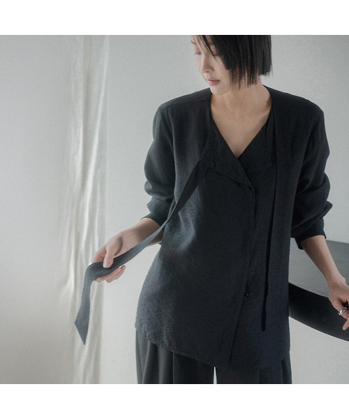 MEMUA（メムア）の「シャロンタイブラウス（シャツ/ブラウス・レディース・アイボリー/グレー/ブラック・FREE）」の2枚目の写真