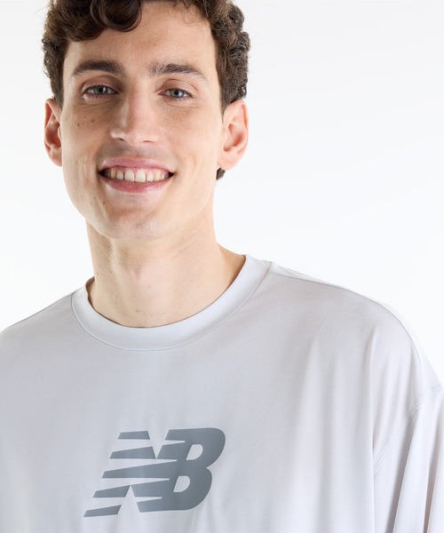 NEW BALANCE（ニューバランス）の「NBロゴロングスリーブ Tシャツ（Tシャツ/カットソー・メンズ・ライトグレー/ブルーグレー・XX-LARGE/X-LARGE/LARGE/MEDIUM/SMALL）」の4枚目の写真