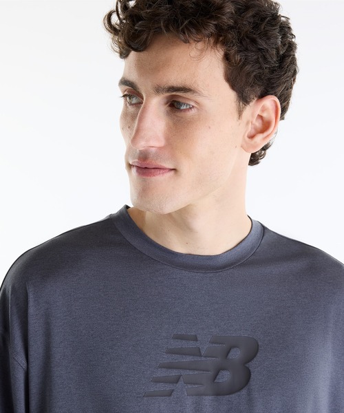 NEW BALANCE（ニューバランス）の「NBロゴロングスリーブ Tシャツ（Tシャツ/カットソー・メンズ・ライトグレー/ブルーグレー・XX-LARGE/X-LARGE/LARGE/MEDIUM/SMALL）」の8枚目の写真