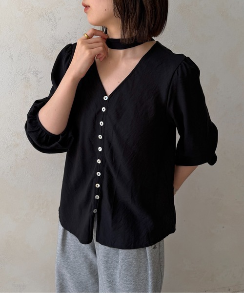 Thevon(ゼボン)の「ボウタイ付きボタンデザインVネックブラウス(シャツ/ブラウス・レディース・オフホワイト/ブラック/ブラウン・FREE)」の1枚目の写真