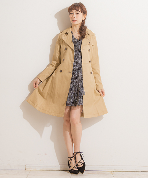 Banner Barrett(バナーバレット)の「フレアトレンチCO(トレンチコート・レディース・ベージュ/ネイビー・38/36)」の4枚目の写真