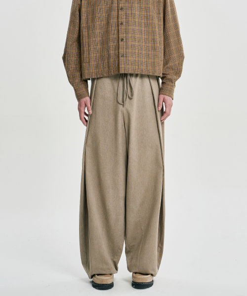 AJOBYAJO（アジョバイアジョ）の「Cotton Twill One Tuck Pants [BEIGE]（その他パンツ・レディース・その他・MEDIUM/LARGE/X-LARGE）」の7枚目の写真