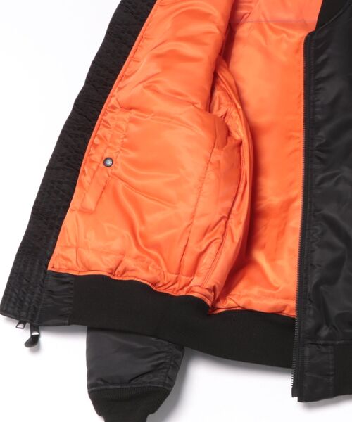 AVIREX(アヴィレックス)の「AVIREX -MA-1 COMMERCIAL LOGO(ナイロンジャケット・メンズ・ブラック/セージグリーン・XL/M/L)」の7枚目の写真