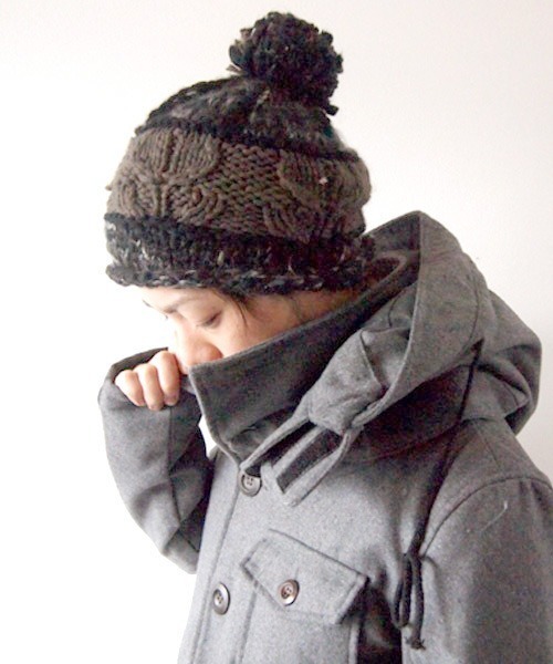 BEATJIVE(ビートジャイブ)の「マルチカラーローゲージボンボンニット帽(ニットキャップ/ビーニー・メンズ・ブラウン/ブラック/ネイビー・FREE)」の2枚目の写真