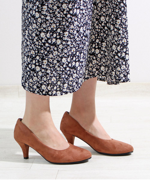 ALETTA（アレッタ）の「ALETTA-ｱﾚｯﾀ- 究極のプレーンパンプス（パンプス・レディース・ブラック/シルバーグレー/ブラック系その他/カーキ/ワイン/ベージュ/クリアブラック/サックスブルー/プラチナム/パイソン/グレイッシュベージュ/レッド/コーラルピンク/ダークブラック/マスタード/ネイビー/ライトグレー/ピンクベージュ/アッシュグレー/モカ/杢グレー/ベージュ系その他/インディゴブルー/シルバー/サーモンピンク/ライトベージュ/ブルー系その他/グレー/ローズ/ライトブラウン/バーガンディー/ブラウン/ミックスグレー/ダークネイビー/ダークグリーン/その他/シルバー系その他/エメラルド/スモークピンク/ダークブラウン/グレー系その他2/ブラウン系その他/ブラック系/ナチュラル/トップグレー・22.5cm/23.5cm/24.5cm/24.0cm/23.0cm/22.0cm/25.0cm/25.5cm/26.0cm/21.5cm）」の16枚目の写真