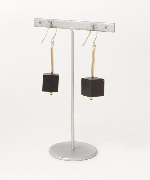 petitcro（プティクロ）の「【paris】キューブスイングピアス（ピアス（両耳用）・レディース・ブラック/ホワイト/ピンク・ONE SIZE）」の4枚目の写真