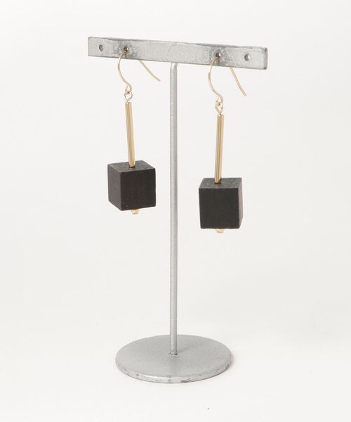 petitcro（プティクロ）の「【paris】キューブスイングピアス（ピアス（両耳用）・レディース・ブラック/ホワイト/ピンク・ONE SIZE）」の5枚目の写真