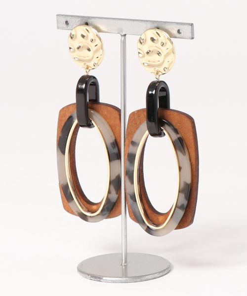 YECCA VECCA(イェッカヴェッカ)の「ウッド×アクリルイヤリング(イヤリング・レディース・ブラック/ベージュ/ブラウン・FREE)」の2枚目の写真