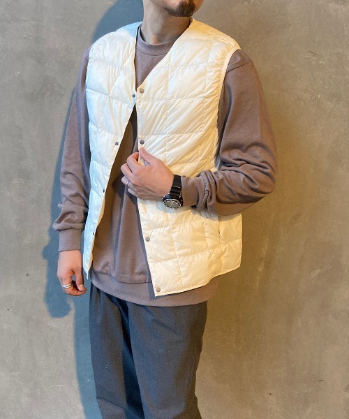 TAION（タイオン）の「[TAION/タイオン] Vネックボタンインナーダウンベスト（ダウンベスト・メンズ・ブラック/ベージュ/ネイビー/カーキブラウン/オフホワイト/オリーブ・M/L/XL）」の2枚目の写真