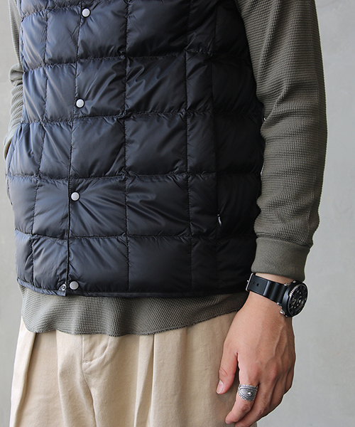 TAION（タイオン）の「[TAION/タイオン] Vネックボタンインナーダウンベスト（ダウンベスト・メンズ・ブラック/ベージュ/ネイビー/カーキブラウン/オフホワイト/オリーブ・M/L/XL）」の7枚目の写真