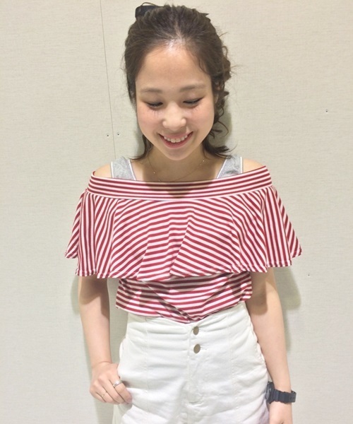 Chico（チコ）の「オフショルダーフリルT半袖（Tシャツ/カットソー・レディース・レッド/ネイビー・FREE）」の2枚目の写真