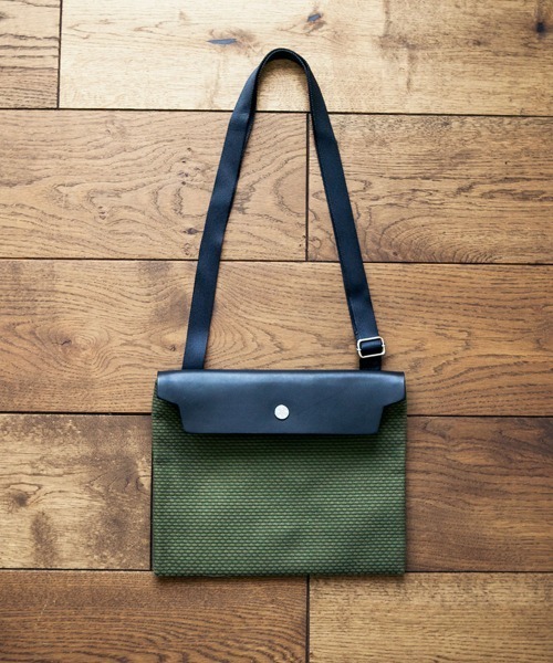 Cabas (キャバ)の「CaBas N°60 Microshoulder medium(ショルダーバッグ・メンズ・ブラウン/グレー/カーキ/ホワイト×ホワイト/ブラック・MEDIUM)」の5枚目の写真